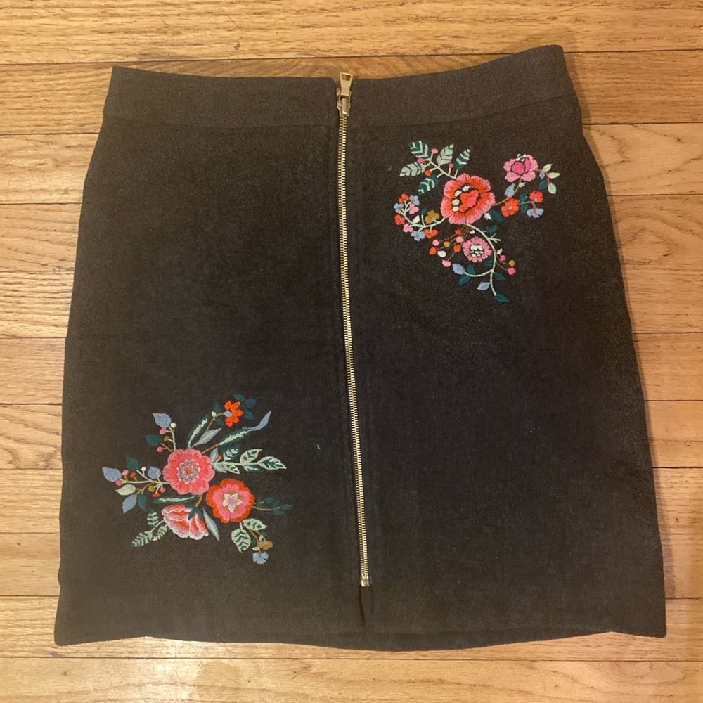 ann taylor loft dark grey midi pencil skirt w/ pink embroidered flowers